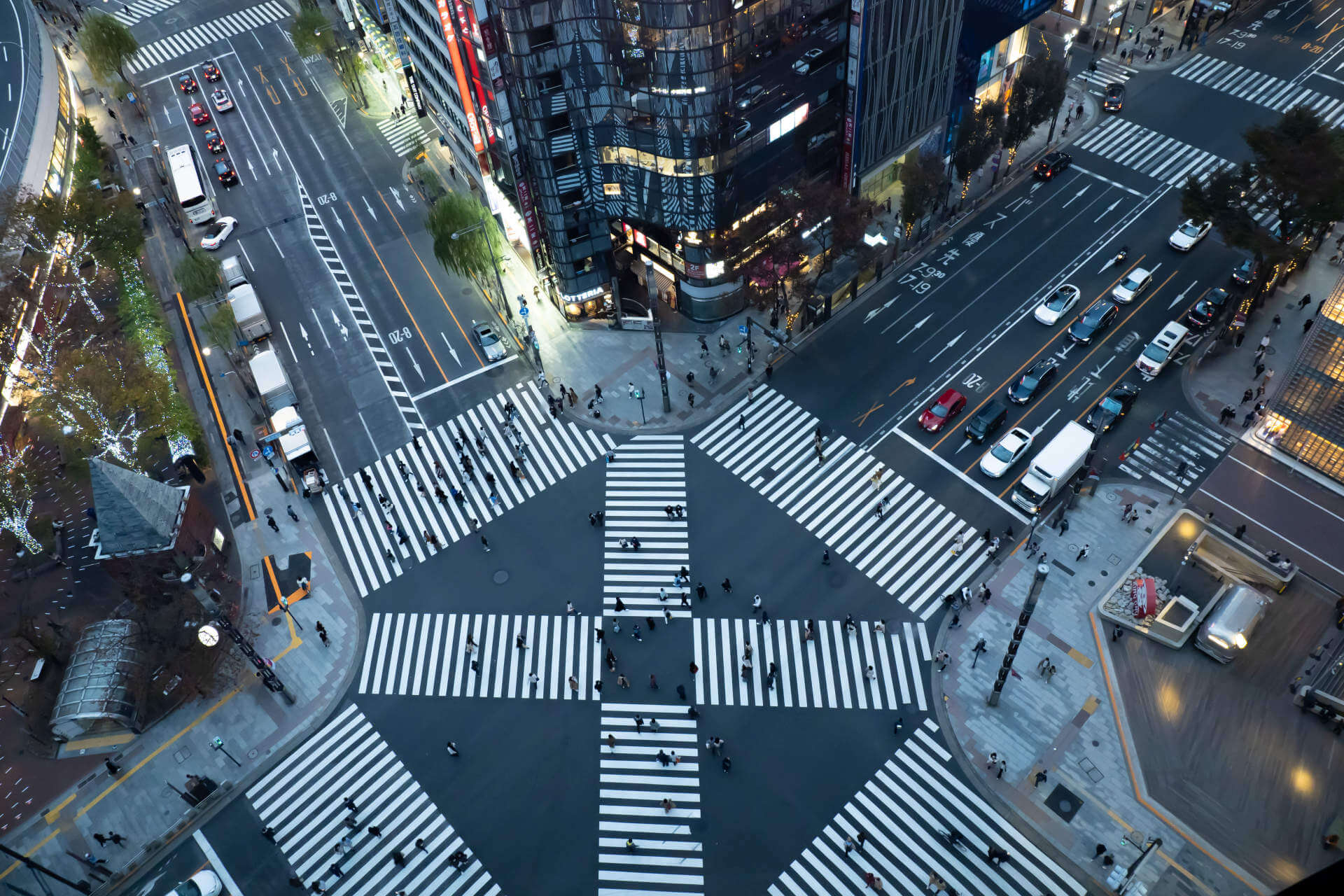 日本の中心地、銀座のスクランブル交差点