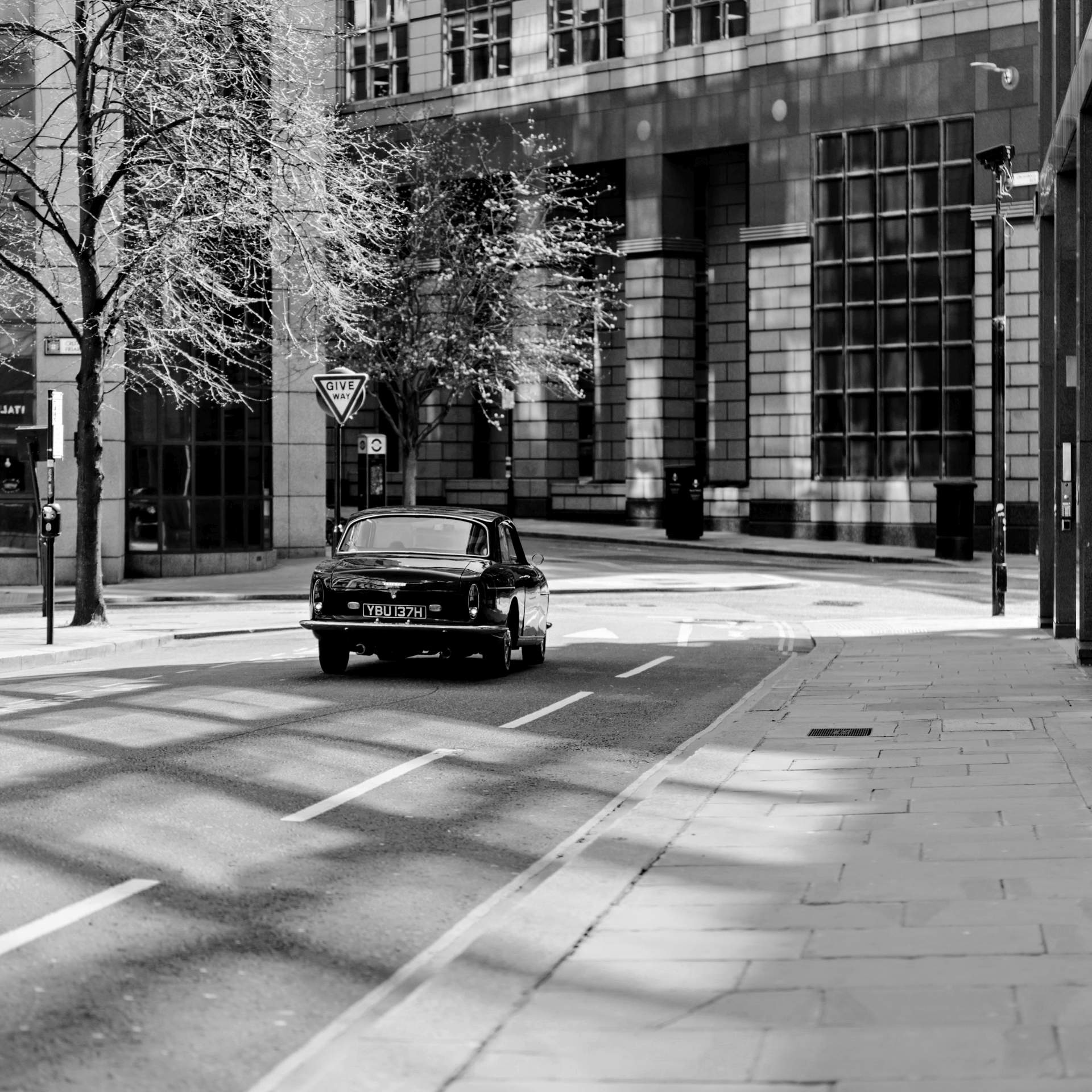 dan-senior-MTUcF5eFpDY-unsplash_streetpack_bw_b-small